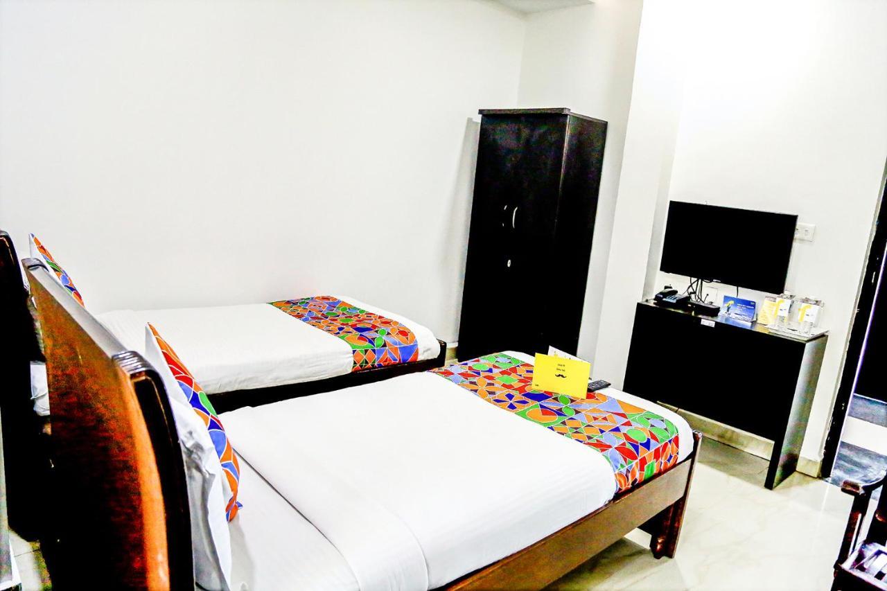 Hotel Fabexpress Essvee Mg Road Vijayawāda Exterior foto