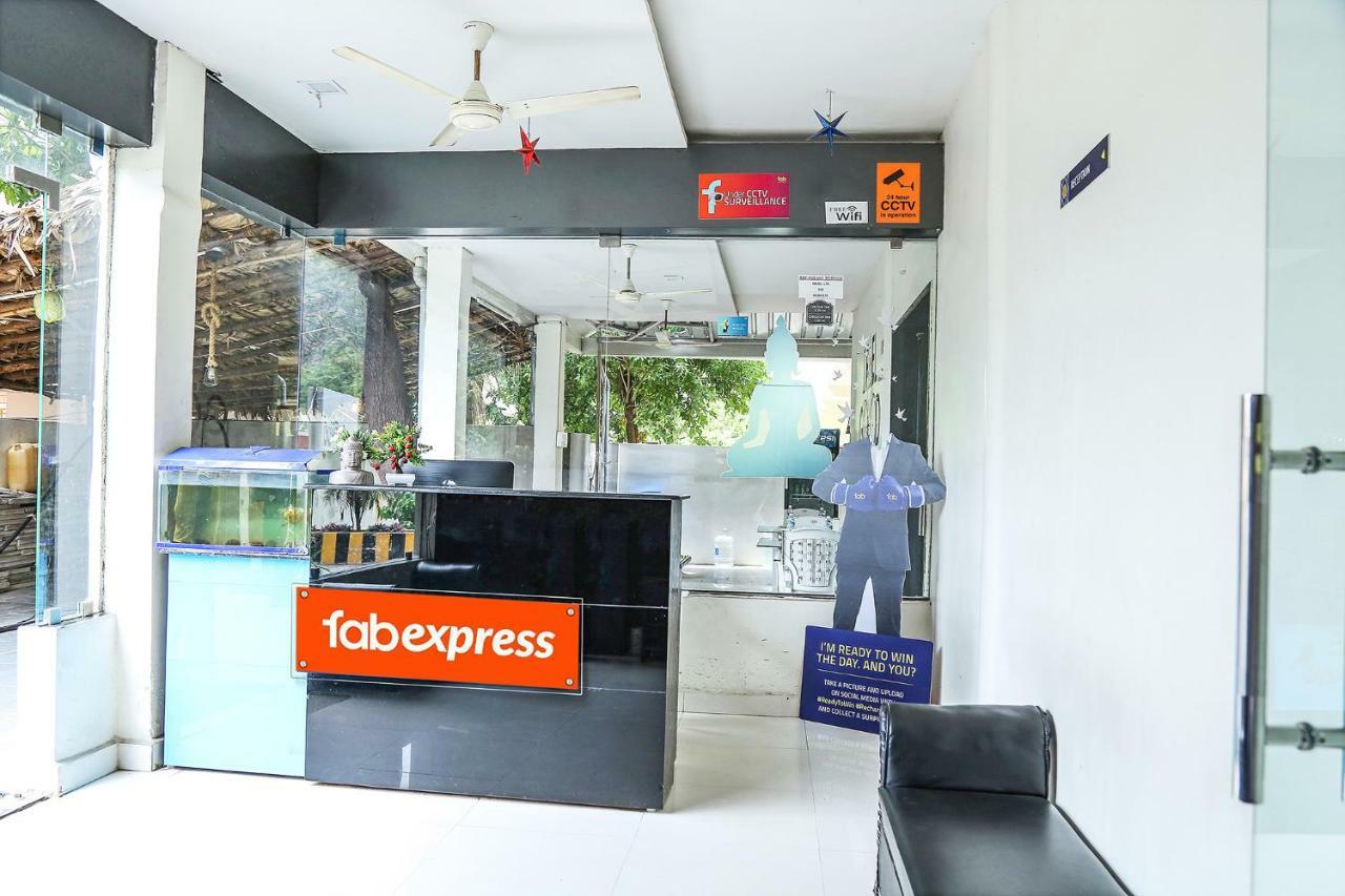 Hotel Fabexpress Essvee Mg Road Vijayawāda Exterior foto